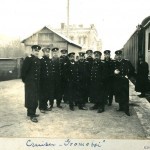 Офицеры крейсера «Громобой» на перроне владивостокского вокзала.