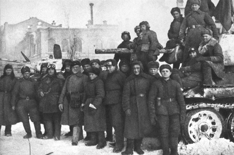 Советские танкисты у танков Т-34 после завершения боев в Сталинграде.