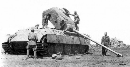 Советские солдаты на подбитом немецком танке Pz.Kpfw. V «Пантера».