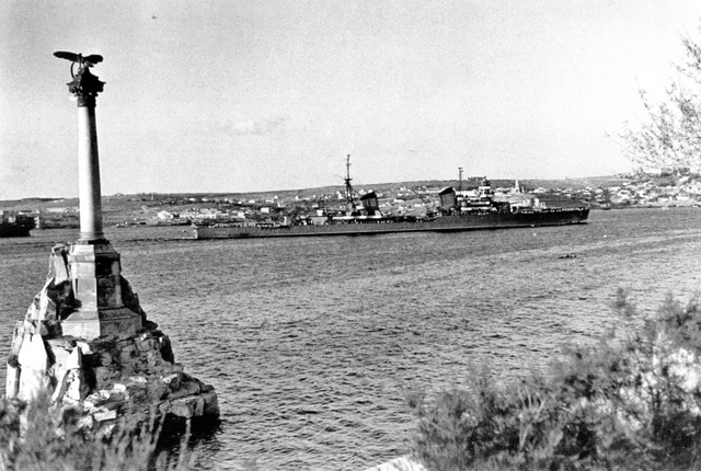 Крейсер "Молотов" входит в Северную бухту Севастополя.