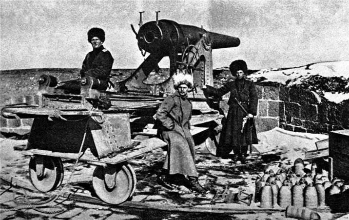 Пластуны у захваченной у турок мортиры при взятии Эрзерума. 1916 год.