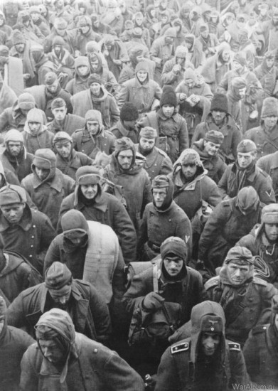Колонна пленных немцев, румын и итальянцев Сталинграде
