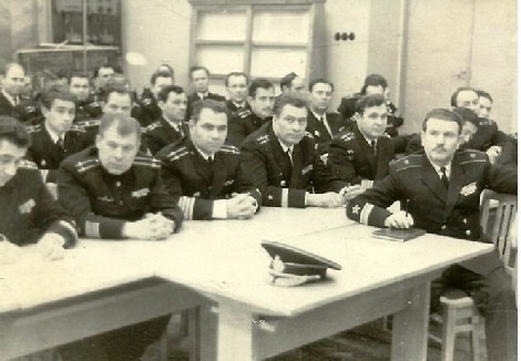 Группа офицеров на совещании. Крайний справа – первый заместитель начальника училища контр-адмирал А.Я. Стерлядкин. КВВМПУ, 1970 год.
