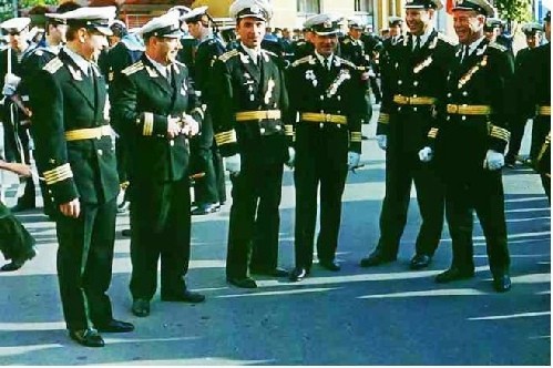 Группа преподавателей училища. Третий слева  и крайний справа –  инженер-капитаны 2 ранга Л.С. Григорьев и В.К. Лучников.  КВВМПУ, август 1974 года.