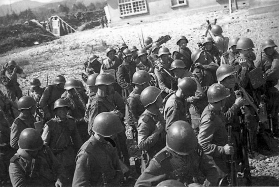 Советские солдаты, взявшие с боем поселок Хандаса