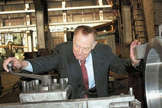 Александр Ежевский у токарного станка на Иркутском машиностроительном заводе, 2015 год.