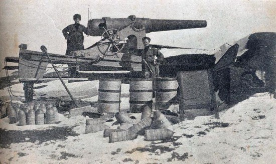 Трофейное турецкое орудие во взятом русскими войсками Эрзуруме.