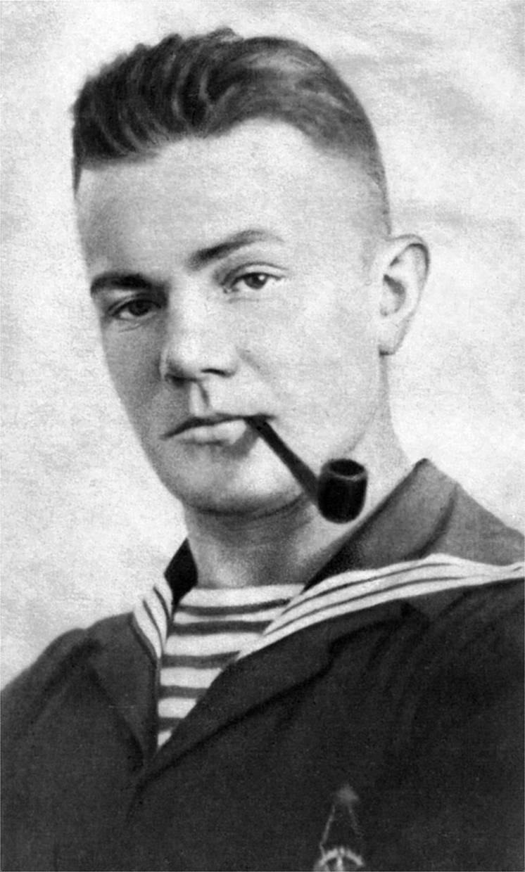 Лебедев Алексей Алексеевич. Поэт-маринист. Штурман подводной лодки л-2. героически погиб в водах Балтики.