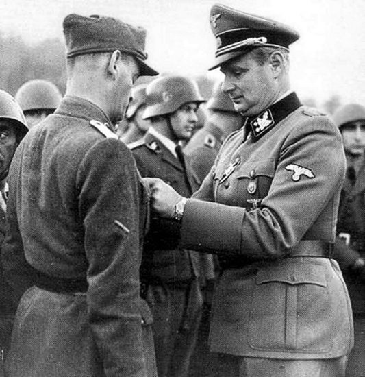 Генерал СС Карл Вольф награждает отличившегося солдата.