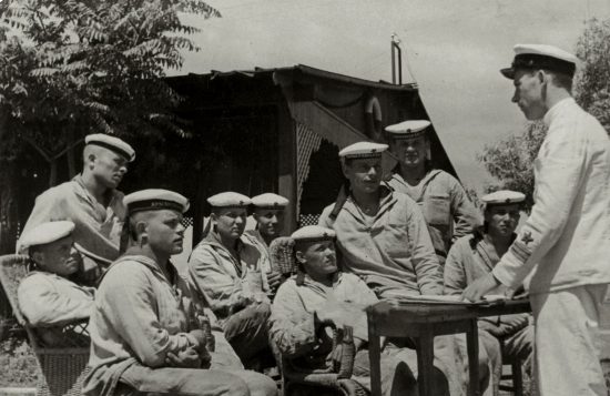 Старший политрук И.М.Шоничев проводит беседу с моряками-пограничниками. Погранотряд Южной морской границы. 20 июня 1939 г.