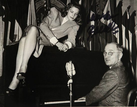 Вице-президент США Гарри Трумэн и восходящая голливудская звезда Лорен Боколл развлекают американских солдат в феврале 1945 г. в кафе Национального Пресс-клуба.