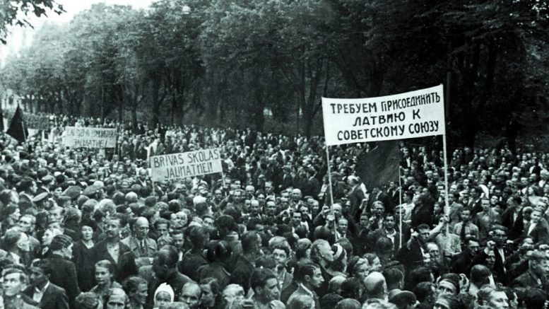 Демонстрация трудящихся города Риги, требующих присоединения Латвии к СССР.