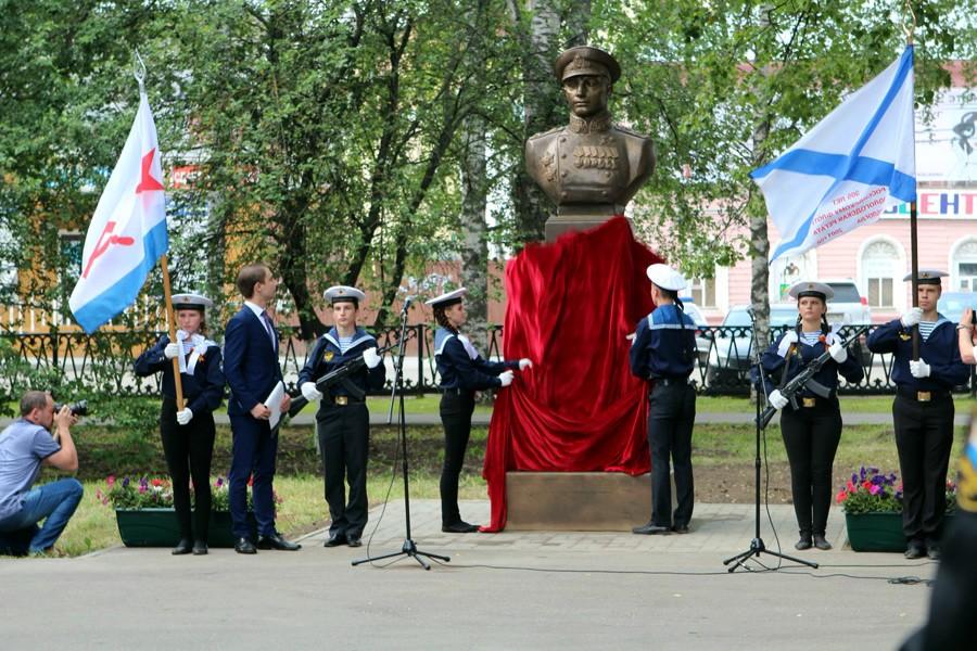 Открытие памятника адмиралу флота Советского Союза Н.Г.Кузнецову в Вологде