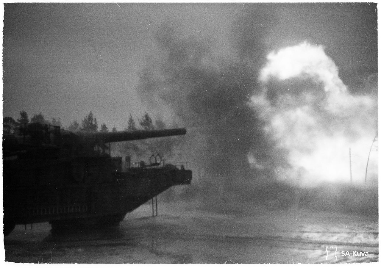 Фото 2. Пробный выстрел из отремонтированного транспортера 305 мм, 15 октября 1942 года, Ханко. Источник: фотобанк Оборонительных сил Финляндии.