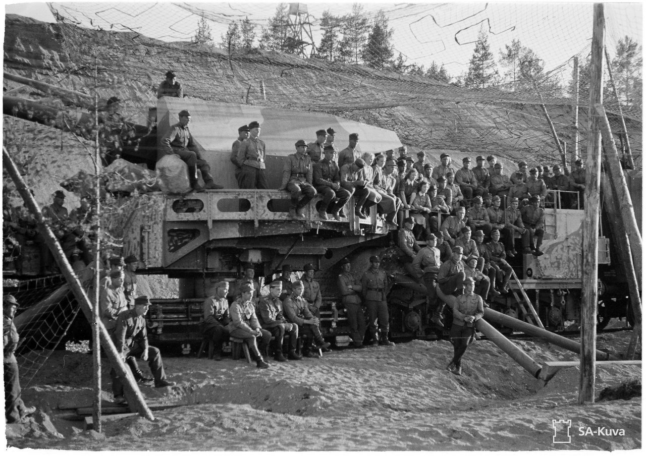 Фото 5. Личный состав 1-й железнодорожной батареи собран на празднование 75-летия Маннергейма. 4 июня 1942 года. Источник: фотобанк Оборонительных сил Финляндии.