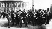 Группа офицеров и казаков лейб-гвардии Казачьего полка на Дворцовой площади во время майского парада. Санкт-Петербург.