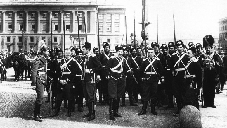 Группа офицеров и казаков лейб-гвардии Казачьего полка на Дворцовой площади во время майского парада. Санкт-Петербург.