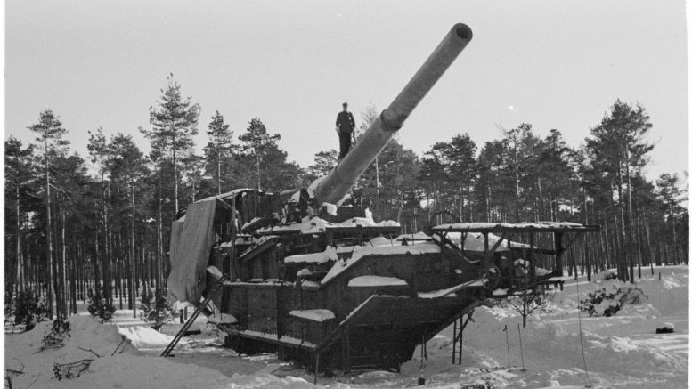 Фото 1. Захваченный транспортер 305 мм на огневой позиции в Тактёме, Ханко. Зима 1941-1942 годов. Источник: фотобанк Оборонительных сил Финляндии.