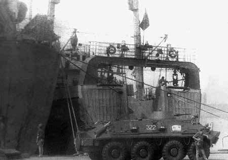 Боевая техника десанта с советского БДК на базе ВМФ в Луанде