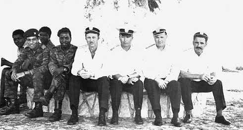 С ангольскими военнослужащими. С. Ремизов в центре. Луанда, 1977 г.