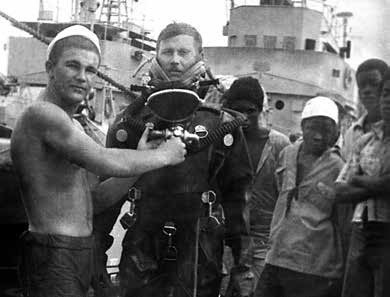 С. Ремизов в водолазном костюме готовится к погружению для осмотра подводной части корабля. Луанда, 1977 г.