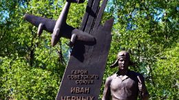 При въезде в город Чудов установлен обелиск в память совершенного здесь подвига.