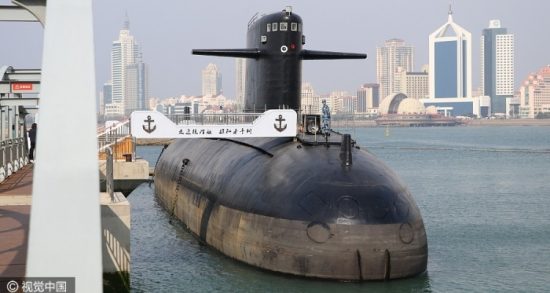 Установленная в качестве части Военно-морского музея НОАК в Циндао на вечную стоянку первая китайская атомная подводная лодка 长征1号 ("Дальний поход № 1", бортовой номер "401") проекта 091 / Фото: www.chinadaily.com.cn