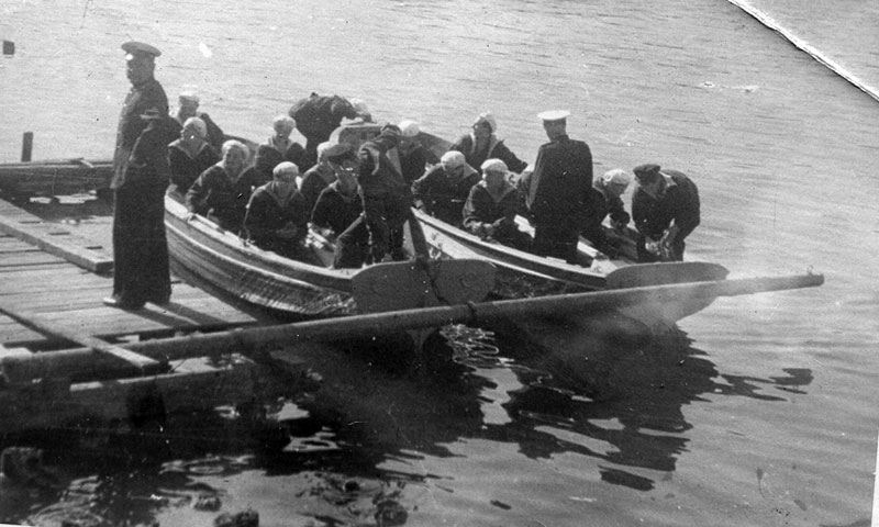 1950 год. На озере Белое проходит первенство Люберецкого райсовета ДОСФЛОТ. Слева команда Косинской школы по морскому многоборью