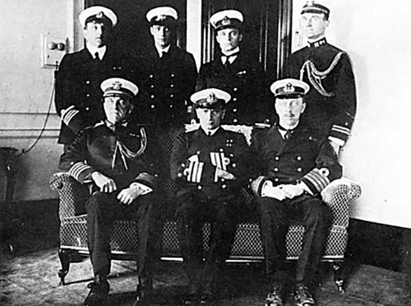 Члены русской морской миссии в США. Вверху второй слева- лейтенант В.С. Макаров. Сидит в центре- Адмирал А.В. Колчак. Фото 1917 г.