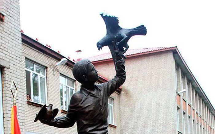 Памятник Жене Табакову в поселке Дуброво Ногинского района