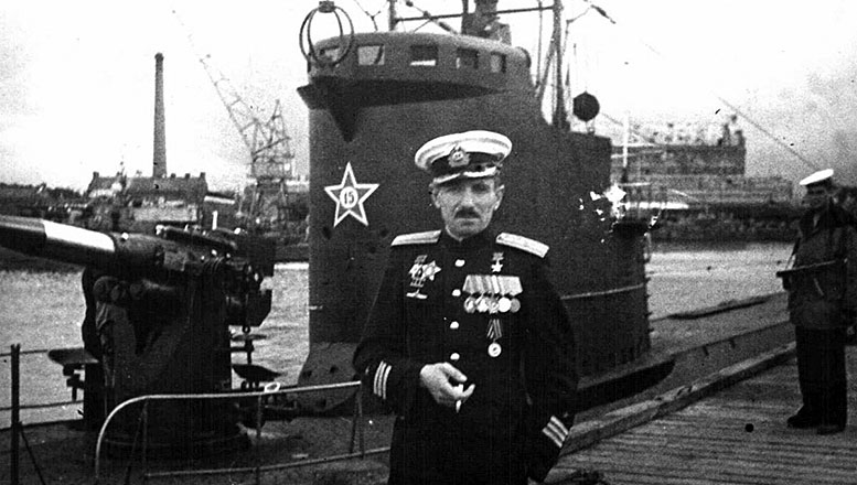 Командир «Л-3» Герой Советского Союза В.К. Коновалов у своего корабля. Лето 1945 г.