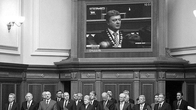 На своей инаугурации Петр Порошенко в присутствии представителей ряда стран Запада пообещал жителям Донбасса мир, но обещание свое нарушил. Фото Reuters