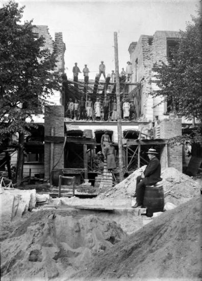  На строительстве кинотеатра. 1913 год.