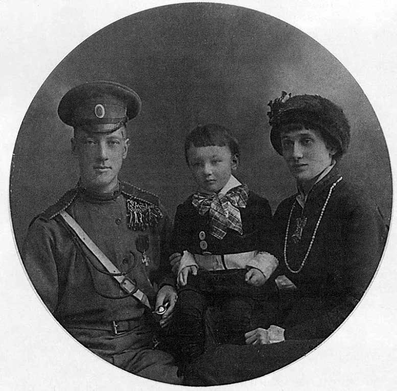Анна Ахматова и Николай Гумилев с сыном Львом, 1915.