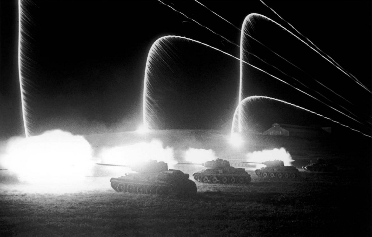 Ночная атака советских танков у станции Раздельная в районе Одессы. Фото — Дмитрий Бальтерманц. Апрель 1944