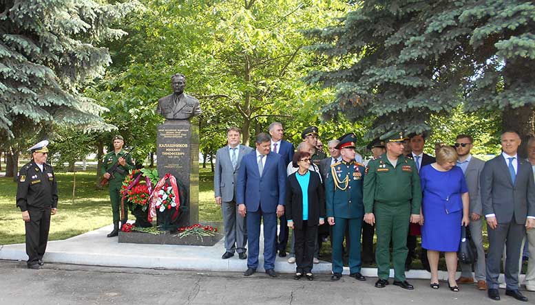 В Коломне открыт бронзовый бюст М.Т.Калашникову
