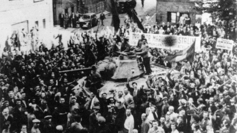 Жители Бухареста приветствуют советских солдат. Надпись на большом транспаранте можно перевести как «Да здравствует великий Сталин — гениальный вождь Красной Армии»