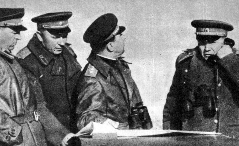 Командующий 2-м Прибалтийским фронтом А.И. Еременко с офицерами на командном пункте фронта.