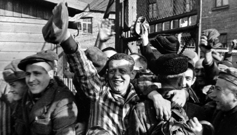 Заключенные концлагеря Освенцим приветствуют своих освободителей – солдат Красной Армии
