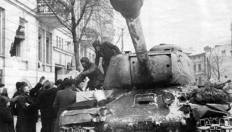 Жители Познани приветствуют советских танкистов-освободителей, сидящих на тяжелом танке ИС-2. 