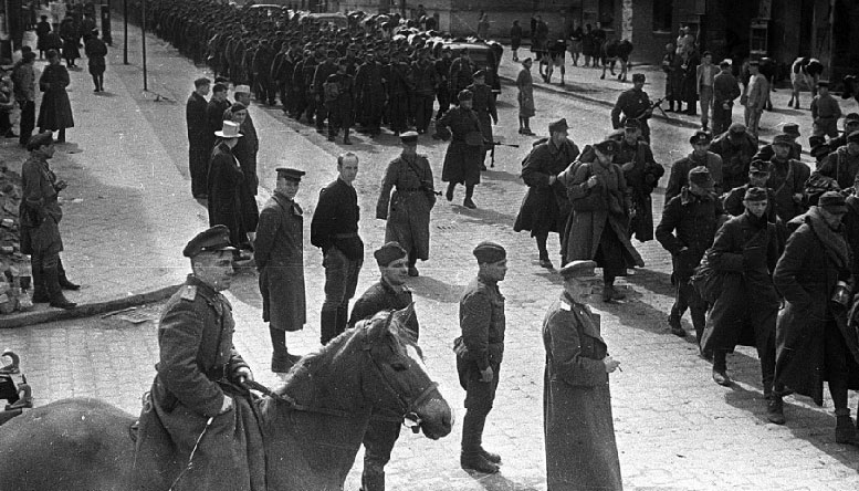Колонна немецких пленных идет по улице Гинденбург-штрассе в городе Инстербург (Восточная Пруссия), по направлению к Лютеранской церкви (сейчас город Черняховск, улица Ленина).