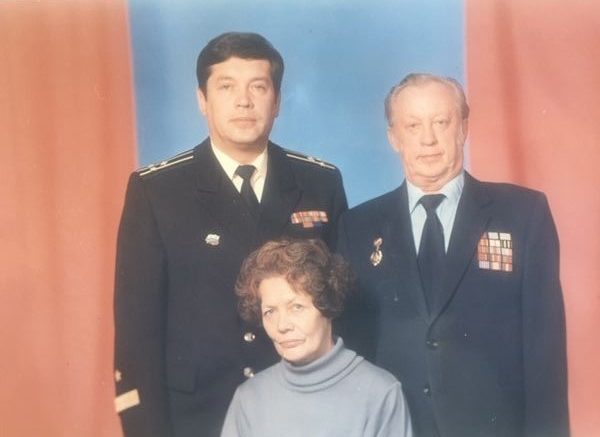 С родителями Геннадием Александровичем и Дели Кабировной 1989 г.