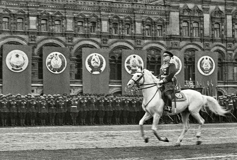Маршал Жуков верхом на белом коне