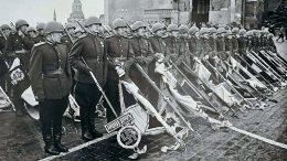 Трофейные знамена побежденных гитлеровских дивизий в руках советских воинов.