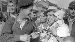 Советские моряки среди мирного населения Харбина. Автор: Евгений Халдей.