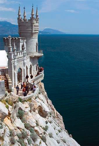 Замок «Ласточкино гнездо» на Аврориной скале мыса Ай-Тодор в п. Гаспра на южном берегу Крыма