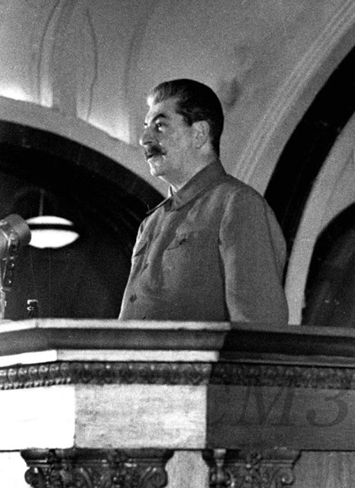 Выступление Сталина Иосифа Виссарионовича в московском метро 6 ноября 1941 г. с докладом, посвященным годовщине Октябрьской революции. Калашников М.М.