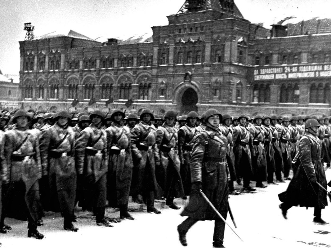 Парад поднимет дух войск и тыла