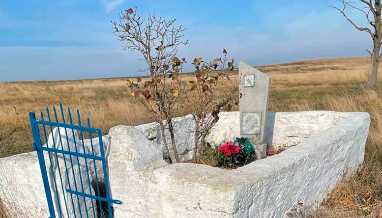 Так помогите, помогите, нам героя похоронить…