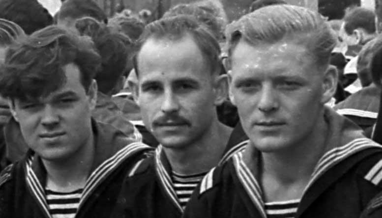 
Николай Рубцов (в центре)
